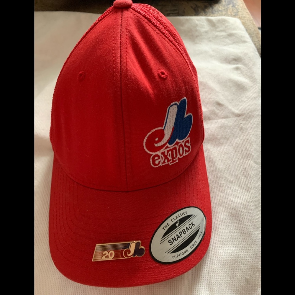 The classics SnapBack EXPOS cap 🧢 & 20 years PIN
